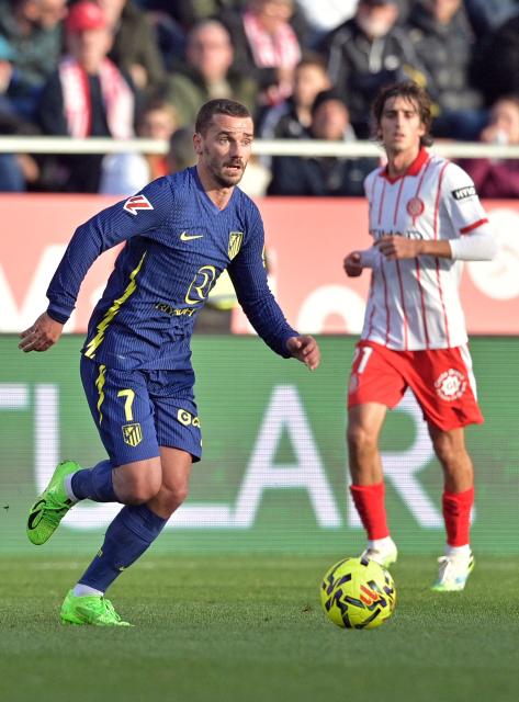 Atletico Madrid's French forward #07 Antoine Griezmann controls the ball during the Spanish league football match between Girona FC and Club Atletico de Madrid at Montilivi Stadium in Girona on December 21, 2025. (Photo by MANAURE QUINTERO / AFP)