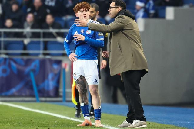 Strasbourg’s British head coach Liam Rosenior (L) speaks with Strasbourg’s Argentine defender #08 Valentin Barco during the French Cup round of 64 football match between RC Strasbourg and Dunkerque at the Stade de la Meinau stadium, in Strasbourg, eastern France, on December 21, 2025. (Photo by Frederick FLORIN / AFP)