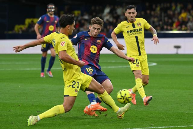 (From L) Villarreal's Spanish defender #23 Sergi Cardona, Barcelona's Spanish midfielder #16 Fermin Lopez and Villarreal's Spanish forward #20 Alberto Moleiro fight for the ball during the Spanish league football match between Villarreal CF and FC Barcelona at La Ceramica Stadium in Vila-real on December 21, 2025. (Photo by JOSE JORDAN / AFP)