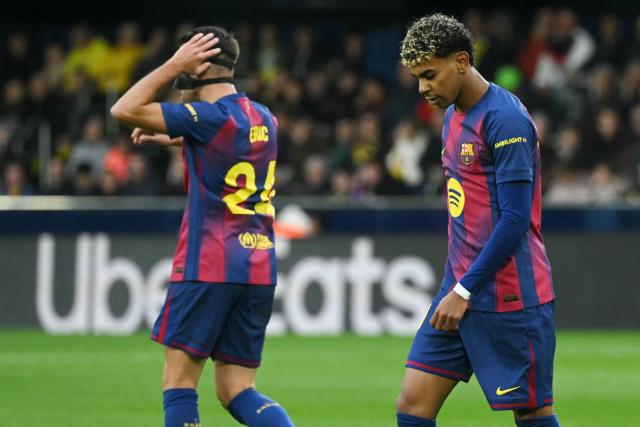 Barcelona's Spanish forward #10 Lamine Yamal (R) reacts to missing a goal opportunity during the Spanish league football match between Villarreal CF and FC Barcelona at La Ceramica Stadium in Vila-real on December 21, 2025. (Photo by JOSE JORDAN / AFP)