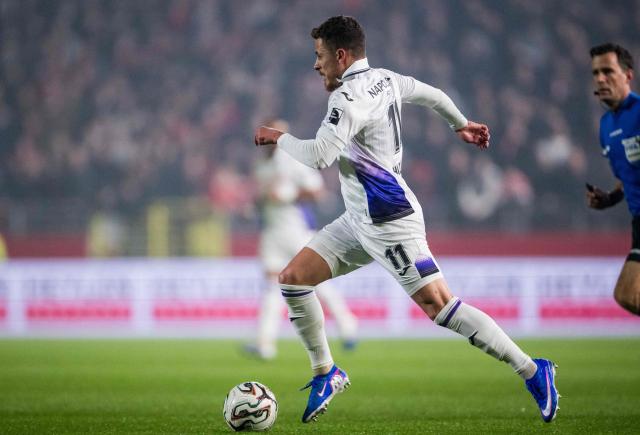RSC Anderlecht's Belgian midfielder #11 Thorgan Hazard runs with the ball during the Belgian "Pro League" First Division football match between Antwerp and RSC Anderlecht at Bosuilstadion in Antwerp on December 21, 2025. (Photo by JASPER JACOBS / BELGA / AFP) / Belgium OUT