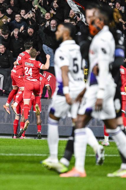 Antwerp's Dutch forward #18 Vincent Janssen celebrates after scoring his team first goal during the Belgian "Pro League" First Division football match between Antwerp and RSC Anderlecht at Bosuilstadion in Antwerp on December 21, 2025. (Photo by Tom Goyvaerts / BELGA / AFP) / Belgium OUT