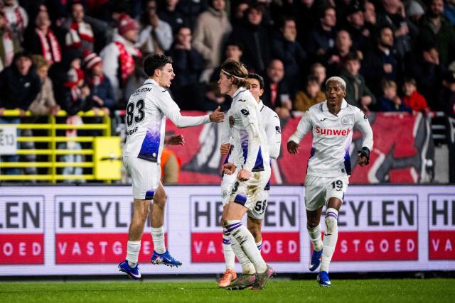 RSC Anderlecht's Belgian forward #83 Tristan Degreef celebrates with teammates after scoring his team second goal during the Belgian "Pro League" First Division football match between Antwerp and RSC Anderlecht at Bosuilstadion in Antwerp on December 21, 2025. (Photo by JASPER JACOBS / BELGA / AFP) / Belgium OUT