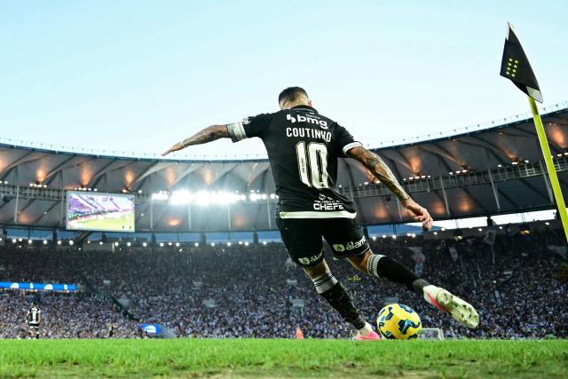 Vasco da Gama's midfielder #11 Philippe Coutinho shoots a corner kick during the Brazil Cup second leg final football match between Vasco da Gama and Corinthians at the Maracana stadium in Rio de Janeiro, Brazil on December 21, 2025. (Photo by Pablo PORCIUNCULA / AFP)