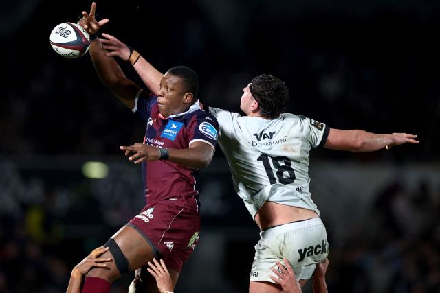 Bordeaux' French flanker Cameron Woki (L) and Toulon' French flanker Corentin Mezou (R) are lifted to grab the ball during the French Top14 rugby union match between Union Bordeaux-Begles (UBB) and Rugby Club Toulonnais (Toulon) at the Chaban-Delmas Stadium in Bordeaux, south-western France on December 21, 2025. (Photo by ROMAIN PERROCHEAU / AFP)