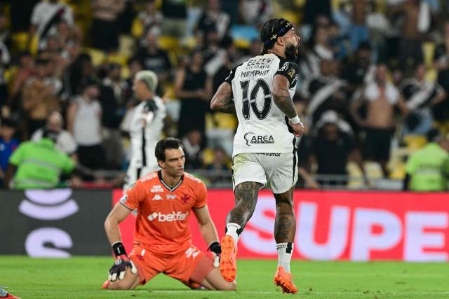 Corinthians' Dutch forward #10 Memphis Depay celebrates scoring his team's first goal during the Brazil Cup final second leg football match between Vasco da Gama and Corinthians at the Maracana stadium in Rio de Janeiro, Brazil on December 21, 2025. (Photo by Pablo PORCIUNCULA / AFP)