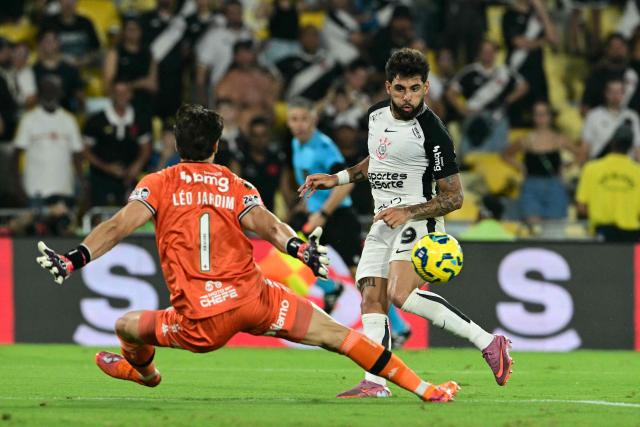 Corinthians' forward #09 Yuri Alberto passes the ball over Vasco da Gama's goalkeeper #01 Leo Jardim during the Brazil Cup final second leg football match between Vasco da Gama and Corinthians at the Maracana stadium in Rio de Janeiro, Brazil on December 21, 2025. (Photo by Pablo PORCIUNCULA / AFP)