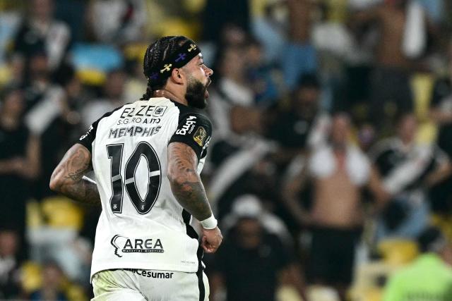 Corinthians' Dutch forward #10 Memphis Depay celebrates scoring his team's second goal during the Brazil Cup final second leg football match between Vasco da Gama and Corinthians at the Maracana stadium in Rio de Janeiro, Brazil on December 21, 2025. (Photo by Pablo PORCIUNCULA / AFP)