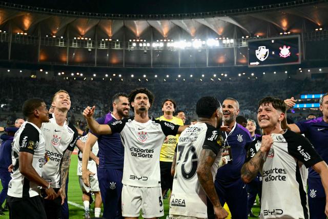 Corinthians' players celebrate at the end of the Brazil Cup final second leg football match between Vasco da Gama and Corinthians at the Maracana stadium in Rio de Janeiro, Brazil on December 21, 2025. (Photo by Pablo PORCIUNCULA / AFP)