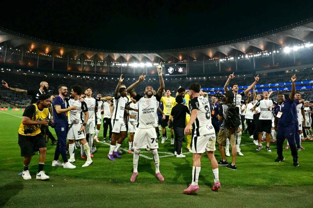 Corinthians' players celebrate at the end of the Brazil Cup final second leg football match between Vasco da Gama and Corinthians at the Maracana stadium in Rio de Janeiro, Brazil on December 21, 2025. (Photo by Pablo PORCIUNCULA / AFP)