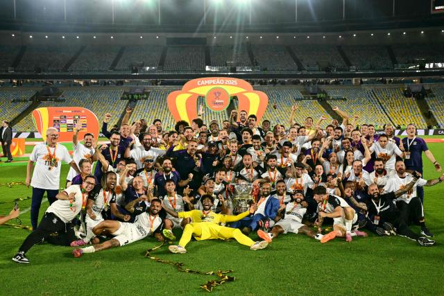TOPSHOT - Corinthians' team celebrates with the trophy of the Brazil Cup after the final second leg football match between Vasco da Gama and Corinthians at the Maracana stadium in Rio de Janeiro, Brazil on December 21, 2025. (Photo by Pablo PORCIUNCULA / AFP)