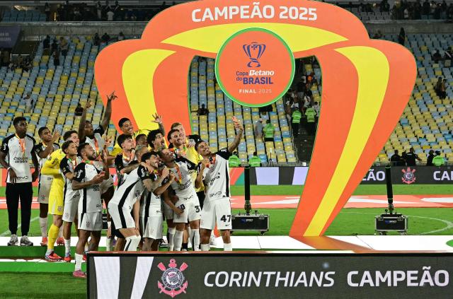 Corinthians' players pose for a selfie after winning the Brazil Cup final second leg football match between Vasco da Gama and Corinthians at the Maracana stadium in Rio de Janeiro, Brazil on December 21, 2025. (Photo by Pablo PORCIUNCULA / AFP)