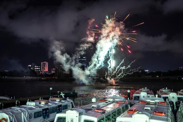 Fireworks light up the sky above Lagos Lagoon outside the Lulu beach club during its opening during “Detty December” in Lagos on November 22, 2025. “Detty December” refers to the lively Lagos tradition where December is packed with nonstop parties, concerts, nightlife, and cultural events, fuelled by returning diaspora Nigerians and heightened local celebration. The city becomes especially vibrant and crowded as entertainment and tourism peak. The spelling “detty” comes from Nigerian Pidgin English, where it is a playful version of “dirty” that implies excess, intensity, and carefree fun. (Photo by OLYMPIA DE MAISMONT / AFP)