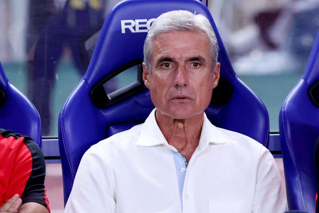 (FILES) Al-Nassr's coach Lu’s Castro looks on before a friendly football match between Saudi Arabia's Al-Nassr and Italy's Inter Milan at Nagai Stadium in Osaka on July 27, 2023. Portuguese Luis Castro, Cristiano Ronaldo's former coach in Saudi Arabia, arrived in Porto Alegre on December 21, 2025, to take over as head coach of Brazil's Gremio, which will compete in the 2026 Copa Sudamericana. (Photo by PAUL MILLER / AFP)