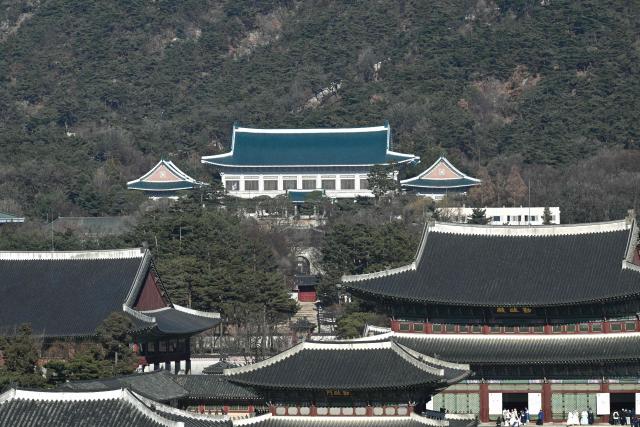 The Blue House (C), known as Cheong Wa Dae in Korean, is seen over Gyeongbokgung Palace in Seoul on December 22, 2025. South Korea's president and his team have started moving back into Seoul's historic Blue House and the process will be wrapped up by Christmas, an official said on December 9. (Photo by Jung Yeon-je / AFP)