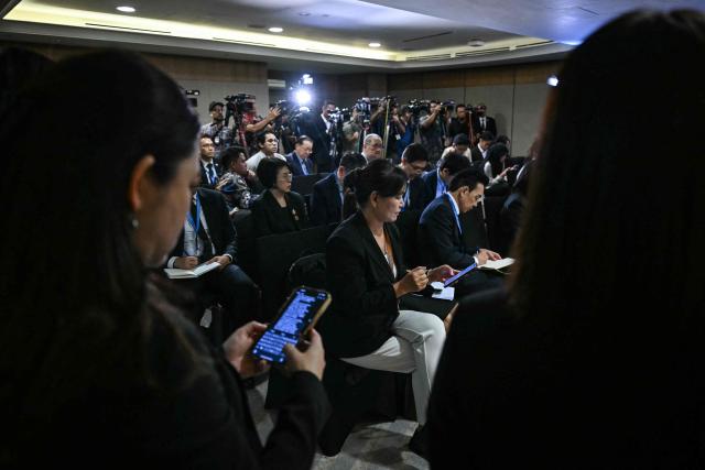 Members of the media attend a press conference held by Thailand's foreign minister Sihasak Phuangketkeow (not pictured) following a special ASEAN foreign ministers' meeting on the Thai-Cambodian border conflict, in Kuala Lumpur on December 22, 2025. Southeast Asian foreign ministers met in Malaysia for crisis talks aimed at halting deadly border clashes between Thailand and Cambodia, which pressed on despite regional and international diplomacy. (Photo by MOHD RASFAN / AFP)