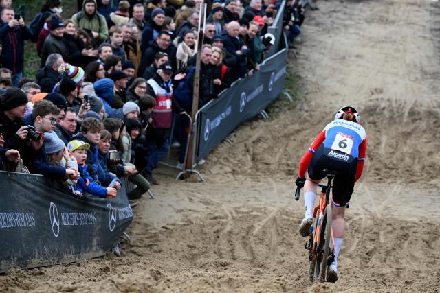 Fans cheer during the Women's elite race of the cyclo-cross World Cup, stage 6 out of 12 of the UCI World Cup competition, in Koksijde on December 21, 2025. (Photo by Nicolas TUCAT / AFP)