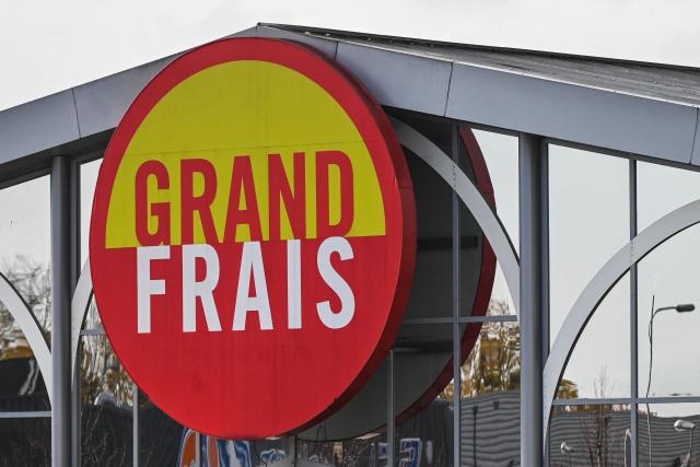 (FILES) This photograph taken on November 28, 2022, in Lille, northern France, shows the logo of  "Grand Frais" supermarket. The Grand Frais chain of stores plans to recruit 3,500 people in France by 2026, Jean-Paul Mochet, CEO of Prosol, the brand's fruit, vegetable, fish and dairy division, told AFP on December 22, 2025 confirming a report by franceinfo. (Photo by DENIS CHARLET / AFP)