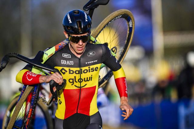 Baloise Glowi Lions' Belgian rider Thibau Nys competes in the men elite race of the 'Plage Cross' cyclocross cycling event in Hofstade, stage 4/8 in the "X20 Badkamers Trofee" competition on December 22, 2025. (Photo by JASPER JACOBS / Belga / AFP) / Belgium OUT