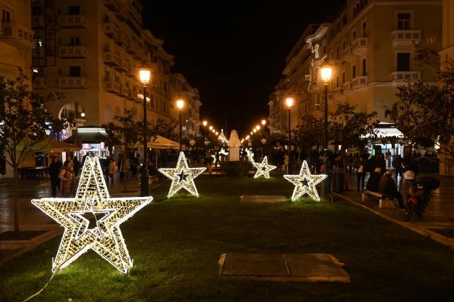 A photograph taken on December 22, 2025 shows Christmas decorations illuminated in Thessaloniki. (Photo by Sakis Mitrolidis / AFP)