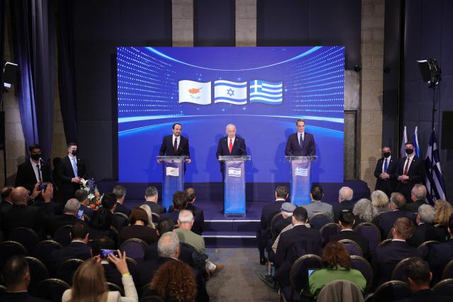 Israeli Prime Minister Benjamin Netanyahu (C), Cypriot President Nikos Christodoulides (L) and Greek Prime Minister Kyriakos Mitsotakis (R) hold a joint press conference after a trilateral meeting in Jerusalem on December 22, 2025. (Photo by ABIR SULTAN / POOL / AFP)
