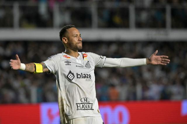 (FILES) Santos' forward Neymar #10 gestures during the Campeonato Paulista football match between Santos and Botafogo de Ribeirao Preto at the Urbano Caldeira Stadium in Santos, Sao Paulo state, Brazil on February 5, 2025. Neymar has undergone a successful operation on his left knee to repair a damaged meniscus, his club Santos said on December 22, 2025. (Photo by NELSON ALMEIDA / AFP)