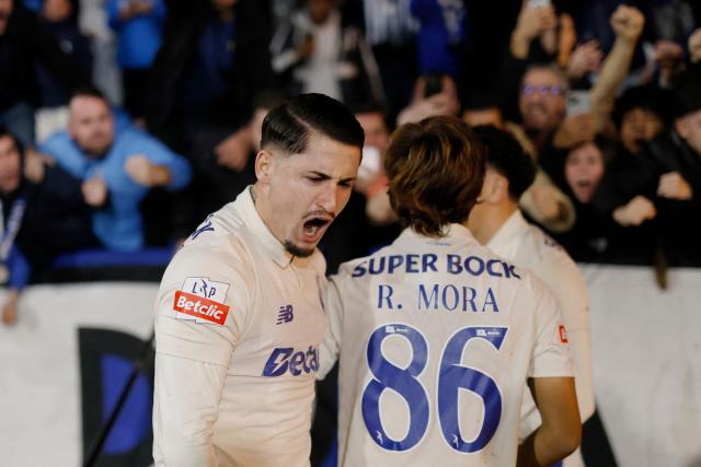 FC Porto's Spanish forward #17 Borja Sainz (L) celebrates scoring the opening goal during the Portuguese League football match between FC Alverca and FC Porto at FC Alverca Sports Complex in Alverca do Ribatejo on December 22, 2025. (Photo by FILIPE AMORIM / AFP)