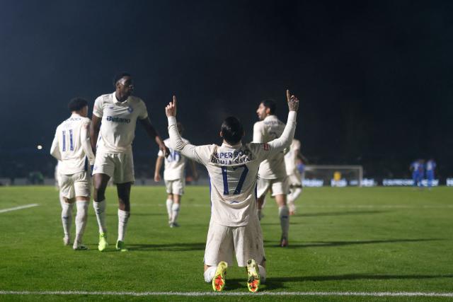 FC Porto's Spanish forward #17 Borja Sainz celebrates scoring the opening goal during the Portuguese League football match between FC Alverca and FC Porto at FC Alverca Sports Complex in Alverca do Ribatejo on December 22, 2025. (Photo by FILIPE AMORIM / AFP)