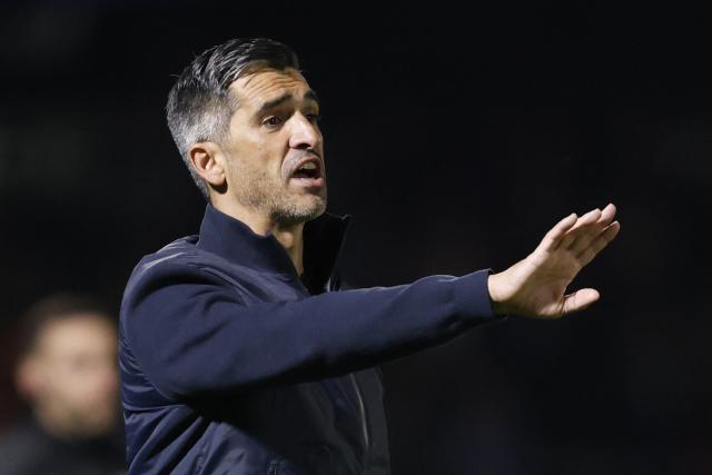 FC Alverca's Portuguese coach # 00 Custodio Castro gestures during the Portuguese League football match between FC Alverca and FC Porto at FC Alverca Sports Complex in Alverca do Ribatejo on December 22, 2025. (Photo by FILIPE AMORIM / AFP)