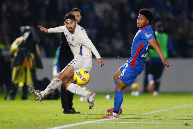 FC Porto's Argentine midfielder #22 Alan Varela (L) and FC Alverca's Portuguese defender # 55 Francisco Chissumba fight for the ball during the Portuguese League football match between FC Alverca and FC Porto at FC Alverca Sports Complex in Alverca do Ribatejo on December 22, 2025. (Photo by FILIPE AMORIM / AFP)