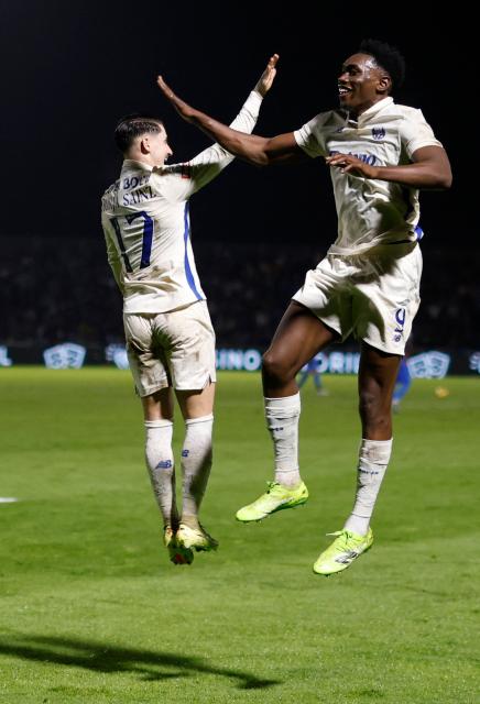 FC Porto's Spanish forward #17 Borja Sainz celebrates scoring his team's third goal with FC Porto's Spanish forward #09 Samuel Omorodion (R) during the Portuguese League football match between FC Alverca and FC Porto at FC Alverca Sports Complex in Alverca do Ribatejo on December 22, 2025. (Photo by FILIPE AMORIM / AFP)