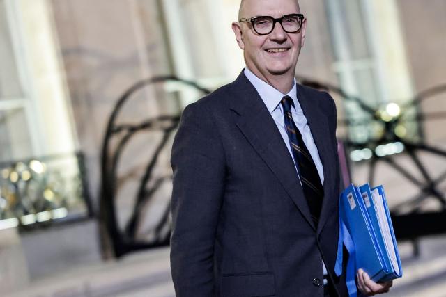 France's Economy and Finance Minister Roland Lescure leaves at the end of a cabinet meeting focused on the budget bill, at the Elysee Palace, in Paris, on December 22, 2025. The French government presented a special budget bill to the cabinet on December 22, 2025, which is likely to be adopted by French Parliament the following day. (Photo by STEPHANE DE SAKUTIN / AFP)