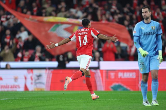 SL Benfica's Greek forward #14 Vangelis Pavlidis celebrates scoring the opening goal during the Portuguese League football match between SL Benfica and FC Famalicao at Estadio da Luz in Lisbon on December 22, 2025. (Photo by PATRICIA DE MELO MOREIRA / AFP)