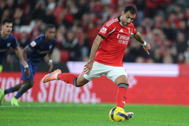 SL Benfica's Greek forward #14 Vangelis Pavlidis scores the opening goal from the penalty spot during the Portuguese League football match between SL Benfica and FC Famalicao at Estadio da Luz in Lisbon on December 22, 2025. (Photo by PATRICIA DE MELO MOREIRA / AFP)
