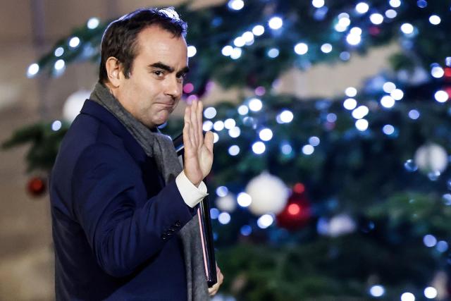 France's Prime Minister Sebastien Lecornu gestures as he leaves at the end of a cabinet meeting focused on the budget bill, at the Elysee Palace, in Paris, on December 22, 2025. The French government presented a special budget bill to the cabinet on December 22, 2025, which is likely to be adopted by French Parliament the following day. (Photo by STEPHANE DE SAKUTIN / AFP)