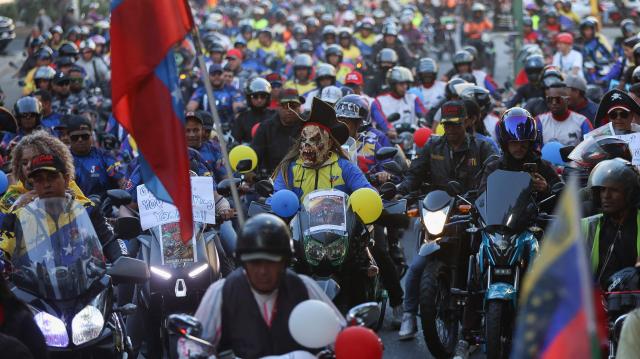 Motorcyclists supporting Venezuelan President Nicolas Maduro take part in a motorcade to protest against the United States in Caracas on December 22, 2025. Dressed as pirates, dozens of motorcyclists rode through Caracas on December 22 to protest the seizure of ships carrying Venezuelan oil by the United States as part of its blockade against sanctioned tankers. (Photo by Pedro MATTEY / AFP)