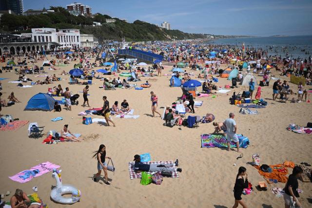 (FILES) Sunbathers cover the beaches in Bournemouth on the south coast of England on June 29, 2025. 2025 may have been Britain's hottest on record, with an average temperature above 10 degrees Celsius, the national weather service said on December 23, 2025. Definitive figures for 2025 will be released on January 2, 2026 but as of the final week of this year, the average temperature has been 10.05C. The previous high was 10.03C in 2022, the Met Office said. (Photo by JUSTIN TALLIS / AFP)