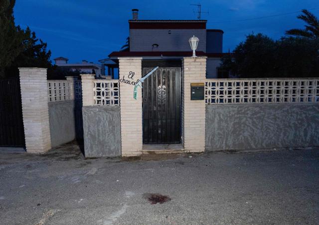 Traces of blood can be seen on the ground in front of the entrance to the house where two German citizens were murdered yesterday in Elche, on December 23, 2025. Two German persons were beaten to death in a brawl that got out of hand, Spain's El Pais newspaper reported today, with police saying they had arrested two suspects in the case. The violent scene took place yesterday in a rural area on the Costa Blanca, close to the town of Elche, the regional police service said in a statement to AFP. (Photo by Pablo MIRANZO / AFP)