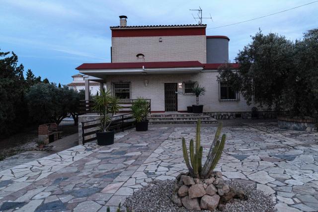 This picture taken on December 23, 2025 shows the house where two German citizens were murdered yesterday in Elche. Two German persons were beaten to death in a brawl that got out of hand, Spain's El Pais newspaper reported today, with police saying they had arrested two suspects in the case. The violent scene took place yesterday in a rural area on the Costa Blanca, close to the town of Elche, the regional police service said in a statement to AFP. (Photo by Pablo MIRANZO / AFP)