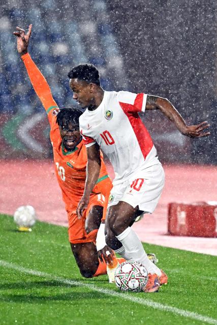 Ivory Coast's forward #10 Wilfried Zaha (L) challenges Mozambique's midfielder #10 Geny Catamo during the Africa Cup of Nations (CAN) Group F football match between Ivory Coast and Mozambique at Marrakesh Stadium in Marrakesh on December 24, 2025. (Photo by Khaled DESOUKI / AFP)