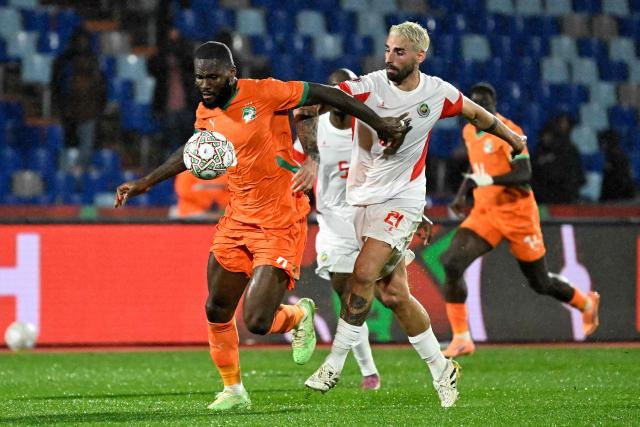 Ivory Coast's midfielder #08 Franck Kessie and Mozambique's midfielder #21 Ricardo Guimaraes during the Africa Cup of Nations (CAN) Group F football match between Ivory Coast and Mozambique at Marrakesh Stadium in Marrakesh on December 24, 2025. (Photo by Khaled DESOUKI / AFP)