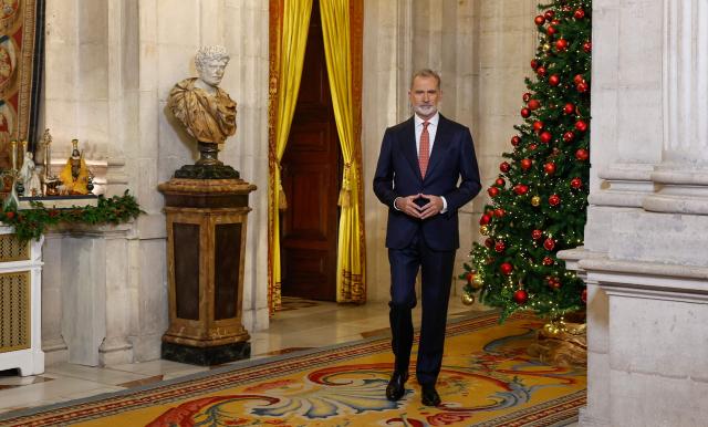 Spain's King Felipe VI arrives to deliver his traditional Christmas Eve speech  at the Royal Palace in Madrid and publicly broadcasted on December 24, 2025. King Felipe VI urged Spaniards to protect "democratic coexistence" against the perils of political polarisation, warning in a Christmas message broadcast today that "tension" was causing popular disaffection. (Photo by Andres BALLESTEROS / POOL / AFP)