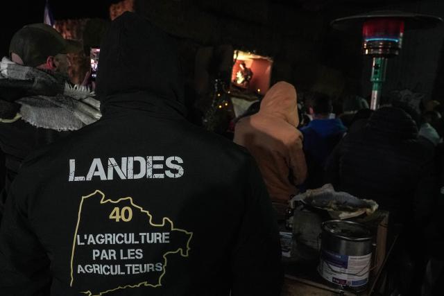 Protesters gather on Christmas eve during a road blockade on the A63 motorway amid a farmers's protest against the government's mandatory culling protocol for cattle herds affected by lumpy skin disease (dermatose nodulaire contagieuse), in Cestas, near Bordeaux, south-western France, on December 24, 2025. (Photo by Thomas BERNARDI / AFP)