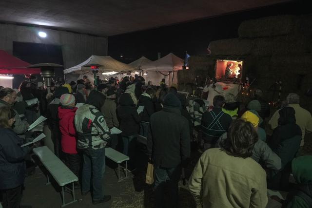 CORRECTION / Protesters attend a mass during a road blockade on the A63 motorway amid a farmers's protest against the government's mandatory culling protocol for cattle herds affected by lumpy skin disease (dermatose nodulaire contagieuse), in Cestas, near Bordeaux, south-western France, on December 24, 2025. (Photo by Thomas BERNARDI / AFP) / The erroneous mention[s] appearing in the metadata of this photo by Matthieu RONDEL has been modified in AFP systems in the following manner: [Thomas BERNARDI] instead of [Mathieu RONDEL]. Please immediately remove the erroneous mention from all your online services and delete it from your servers. If you have been authorized by AFP to distribute it to third parties, please ensure that the same actions are carried out by them. Failure to promptly comply with these instructions will entail liability on your part for any continued or post notification usage. Therefore we thank you very much for all your attention and prompt action. We are sorry for the inconvenience this notification may cause and remain at your disposal for any further information you may require.