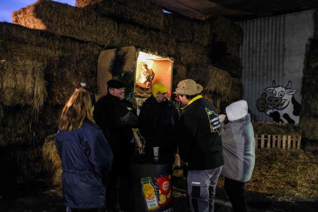 Protesters gather on Christmas eve during a road blockade on the A63 motorway amid a farmers's protest against the government's mandatory culling protocol for cattle herds affected by lumpy skin disease (dermatose nodulaire contagieuse), in Cestas, near Bordeaux, south-western France, on December 24, 2025. (Photo by Thomas BERNARDI / AFP)