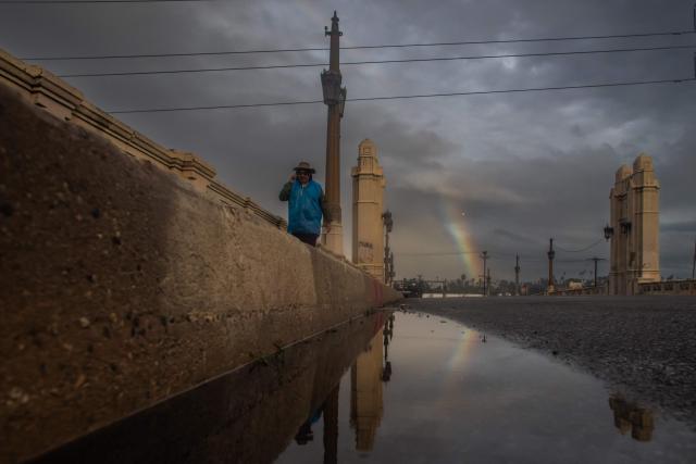 A rainbow is seen over the 4th Street Bridge after heavy rains in downtown Los Angeles on December 24, 2025. A major winter storm rolled into California on December 23, forcing hundreds of evacuations in burn areas while threatening flooding and travel delays through Christmas for much of the state, officials said.
A "strong atmospheric river brings heavy rain, snow, and wind to California through Friday," the National Weather Service said in a statement on December 23, warning anyone in northern, central and southern parts of the state to "exercise extreme caution." (Photo by Apu GOMES / AFP)