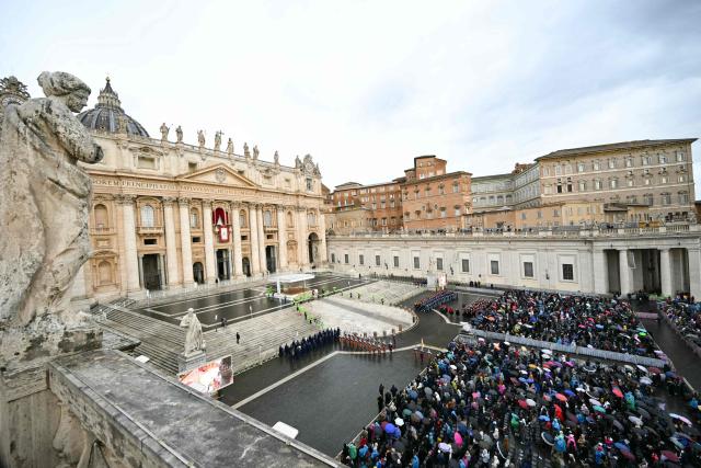 Faithful wait in front of St. Peter's basilica before the Urbi et Orbi blessing of Pope Leo XIV as part of Christmas celebrations, at St Peter's square in the Vatican on December 25, 2025. (Photo by Andreas SOLARO / AFP)