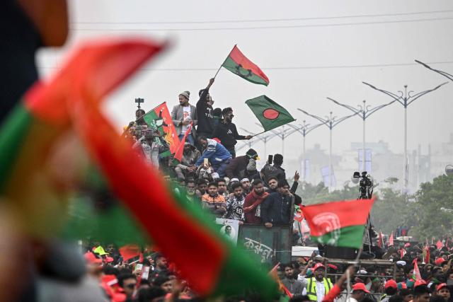TOPSHOT - Supporters of Tarique Rahman, son of former prime minister Khaleda Zia and Bangladesh Nationalist Party (BNP)'s apparent heir wave the party and country's national flag during a rally after Rahman's arrival in Dhaka on December 25, 2025. Aspiring prime minister and political heavyweight Rahman was welcomed back to Bangladesh on December 25 by huge crowds of joyous supporters after 17 years in self-imposed exile. (Photo by Munir UZ ZAMAN / AFP)