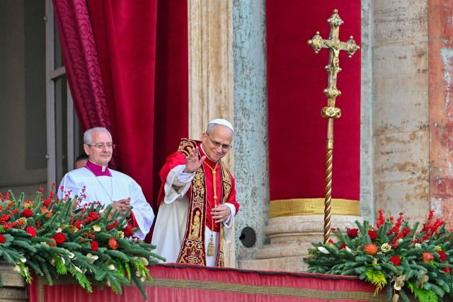 TOPSHOT - Pope Leo XIV waves to the faithfull at the main balcony of St. Peter's basilica before delivering the Urbi et Orbi message and blessing to the city and the world as part of Christmas celebrations, at St Peter's square in the Vatican on December 25, 2025. (Photo by Andreas SOLARO / AFP)