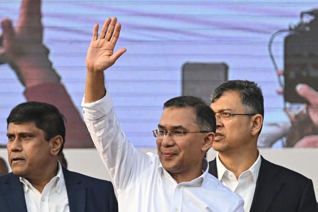 TOPSHOT - Tarique Rahman (C), son of former prime minister Khaleda Zia and Bangladesh Nationalist Party (BNP)'s apparent heir waves to supporters after his arrival in Dhaka on December 25, 2025. Aspiring prime minister and political heavyweight Rahman was welcomed back to Bangladesh on December 25 by huge crowds of joyous supporters after 17 years in self-imposed exile. (Photo by Munir UZ ZAMAN / AFP)